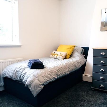 4 Bedroom - Sleep 9 Home In Cheadle Staffordshire - Alton Towers Polar Express Dimmingsdale Peak District Trentham Gardens Water World Zewnętrze zdjęcie