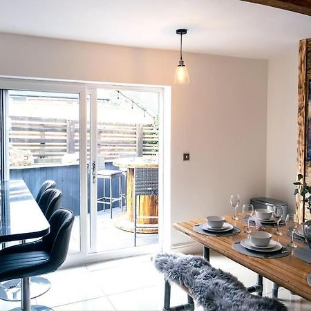 4 Bedroom - Sleep 9 Home In Cheadle Staffordshire - Alton Towers Polar Express Dimmingsdale Peak District Trentham Gardens Water World Zewnętrze zdjęcie