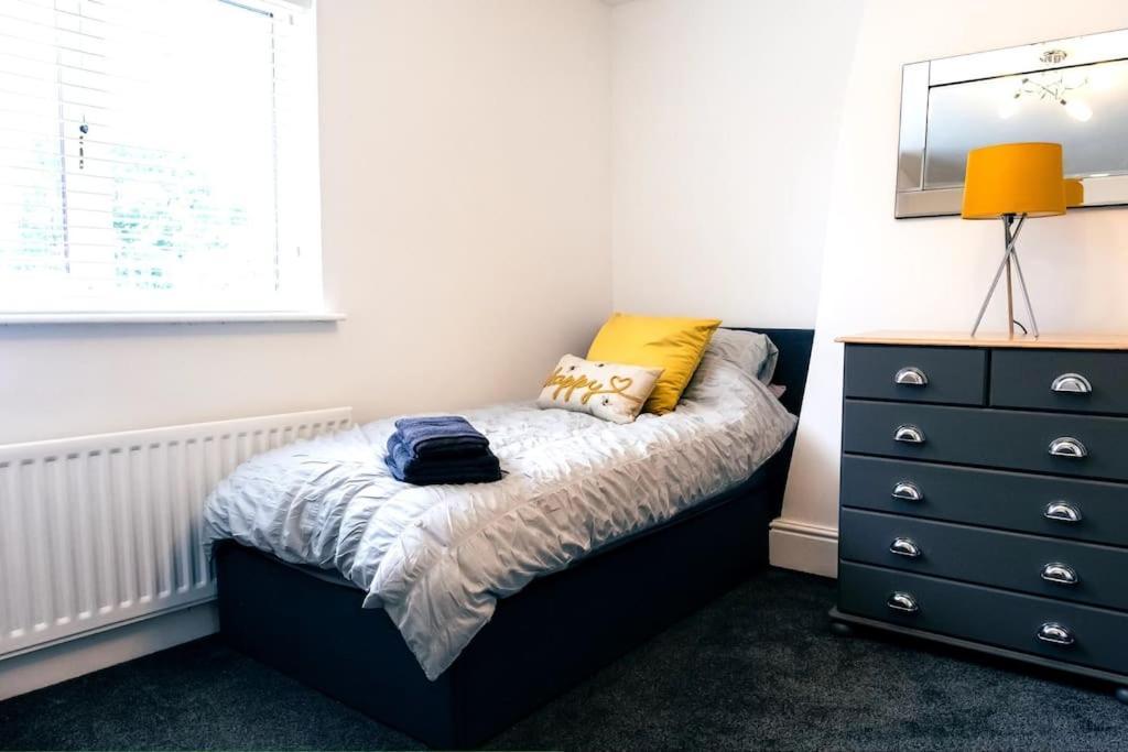4 Bedroom - Sleep 9 Home In Cheadle Staffordshire - Alton Towers Polar Express Dimmingsdale Peak District Trentham Gardens Water World Zewnętrze zdjęcie