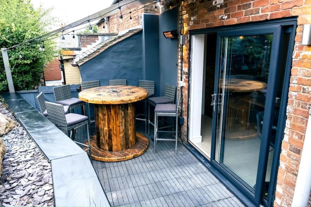 4 Bedroom - Sleep 9 Home In Cheadle Staffordshire - Alton Towers Polar Express Dimmingsdale Peak District Trentham Gardens Water World Zewnętrze zdjęcie