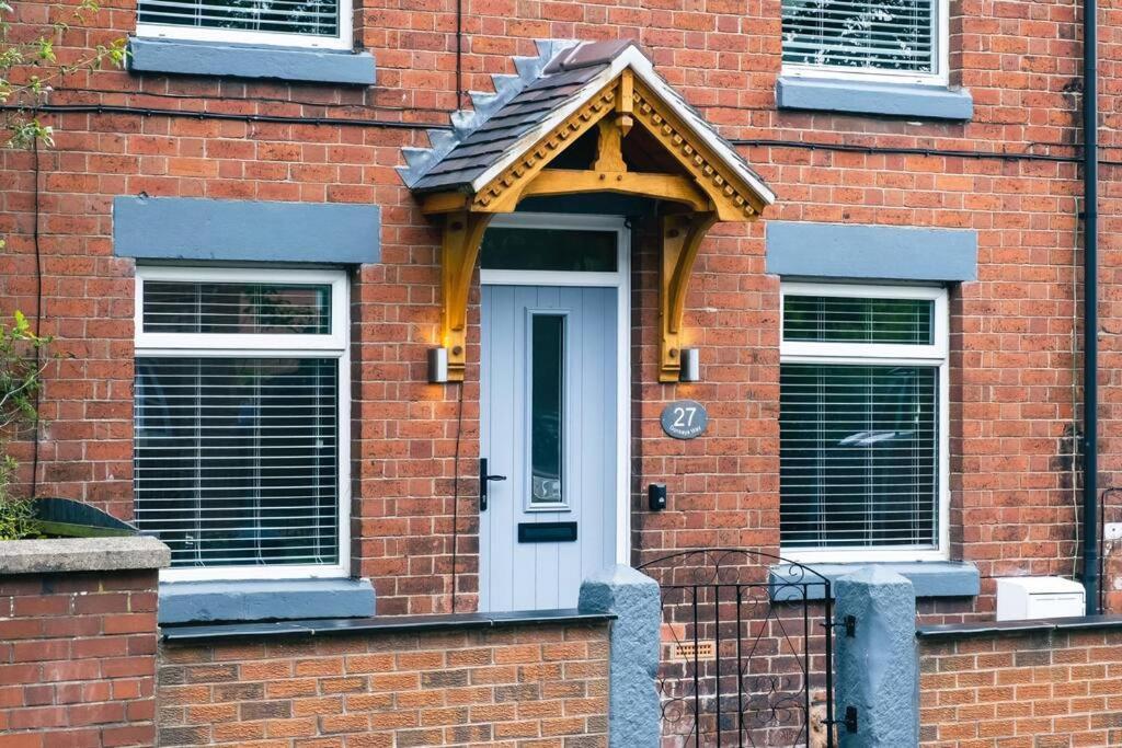 4 Bedroom - Sleep 9 Home In Cheadle Staffordshire - Alton Towers Polar Express Dimmingsdale Peak District Trentham Gardens Water World Zewnętrze zdjęcie
