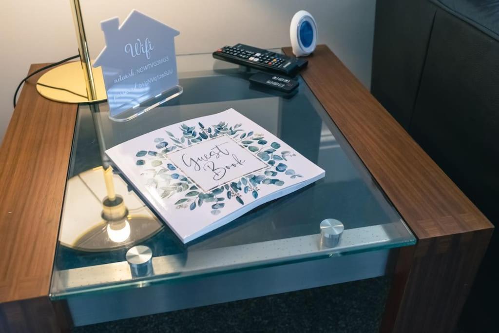 4 Bedroom - Sleep 9 Home In Cheadle Staffordshire - Alton Towers Polar Express Dimmingsdale Peak District Trentham Gardens Water World Zewnętrze zdjęcie