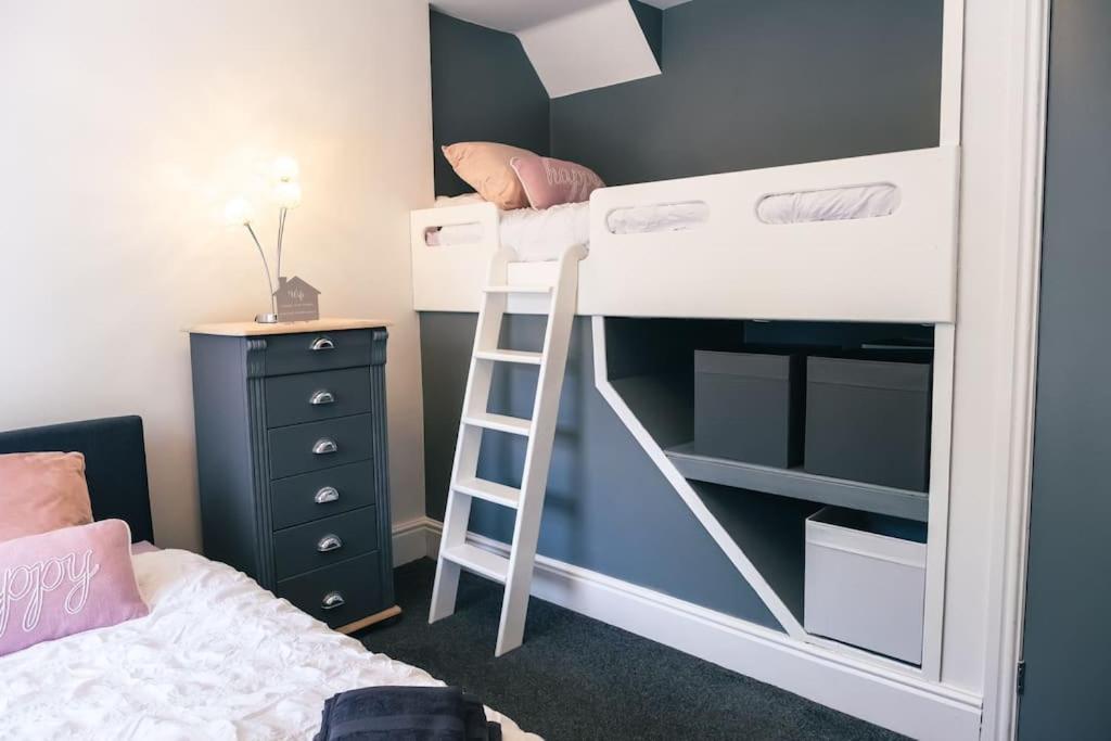 4 Bedroom - Sleep 9 Home In Cheadle Staffordshire - Alton Towers Polar Express Dimmingsdale Peak District Trentham Gardens Water World Zewnętrze zdjęcie