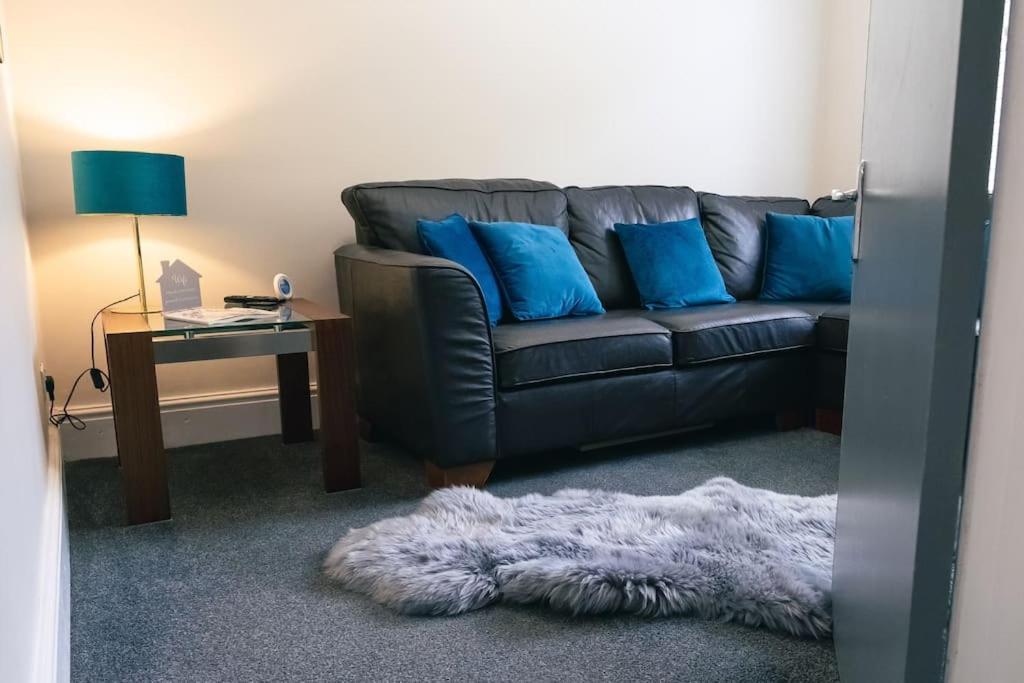4 Bedroom - Sleep 9 Home In Cheadle Staffordshire - Alton Towers Polar Express Dimmingsdale Peak District Trentham Gardens Water World Zewnętrze zdjęcie