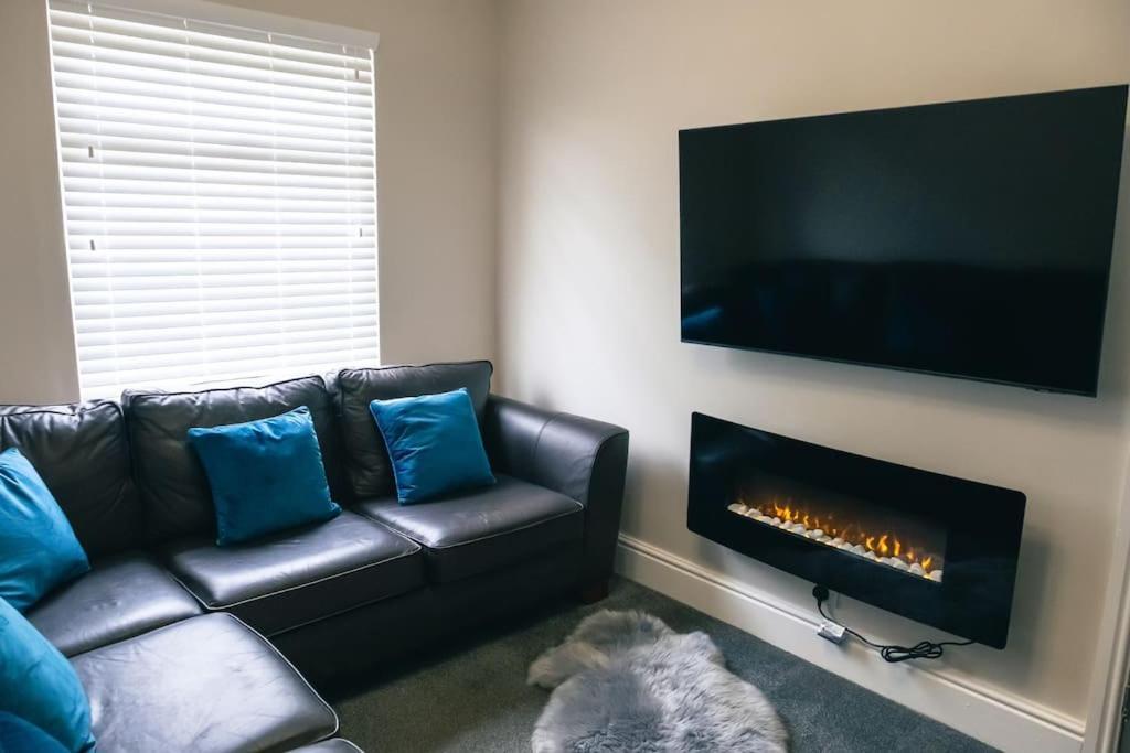 4 Bedroom - Sleep 9 Home In Cheadle Staffordshire - Alton Towers Polar Express Dimmingsdale Peak District Trentham Gardens Water World Zewnętrze zdjęcie