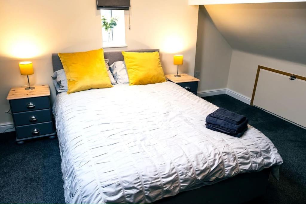 4 Bedroom - Sleep 9 Home In Cheadle Staffordshire - Alton Towers Polar Express Dimmingsdale Peak District Trentham Gardens Water World Zewnętrze zdjęcie