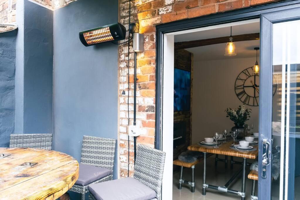 4 Bedroom - Sleep 9 Home In Cheadle Staffordshire - Alton Towers Polar Express Dimmingsdale Peak District Trentham Gardens Water World Zewnętrze zdjęcie