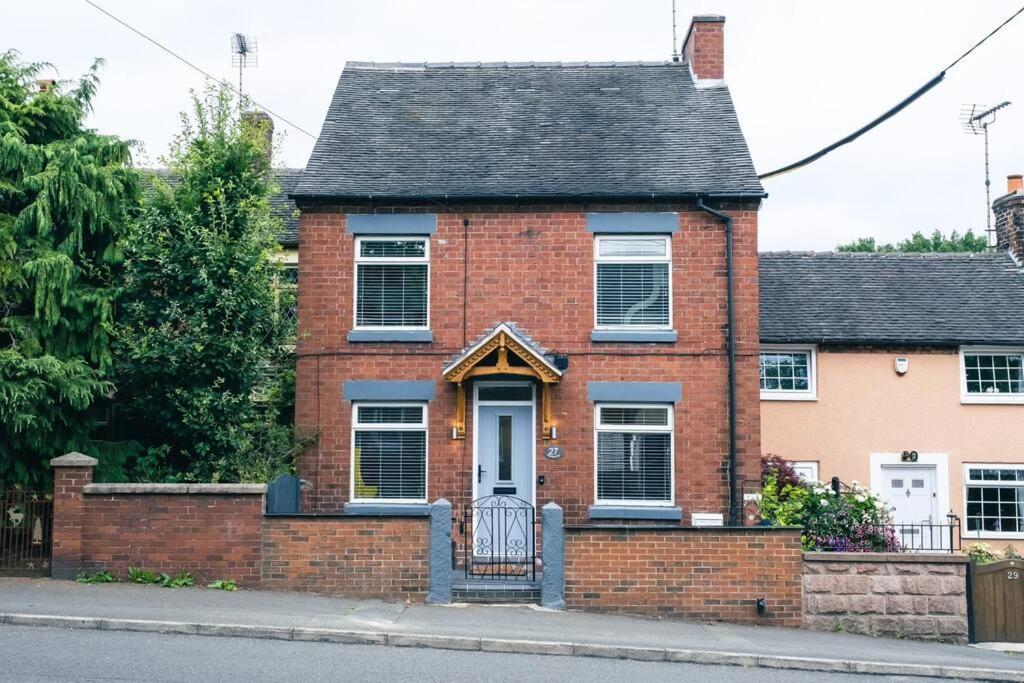 4 Bedroom - Sleep 9 Home In Cheadle Staffordshire - Alton Towers Polar Express Dimmingsdale Peak District Trentham Gardens Water World Zewnętrze zdjęcie