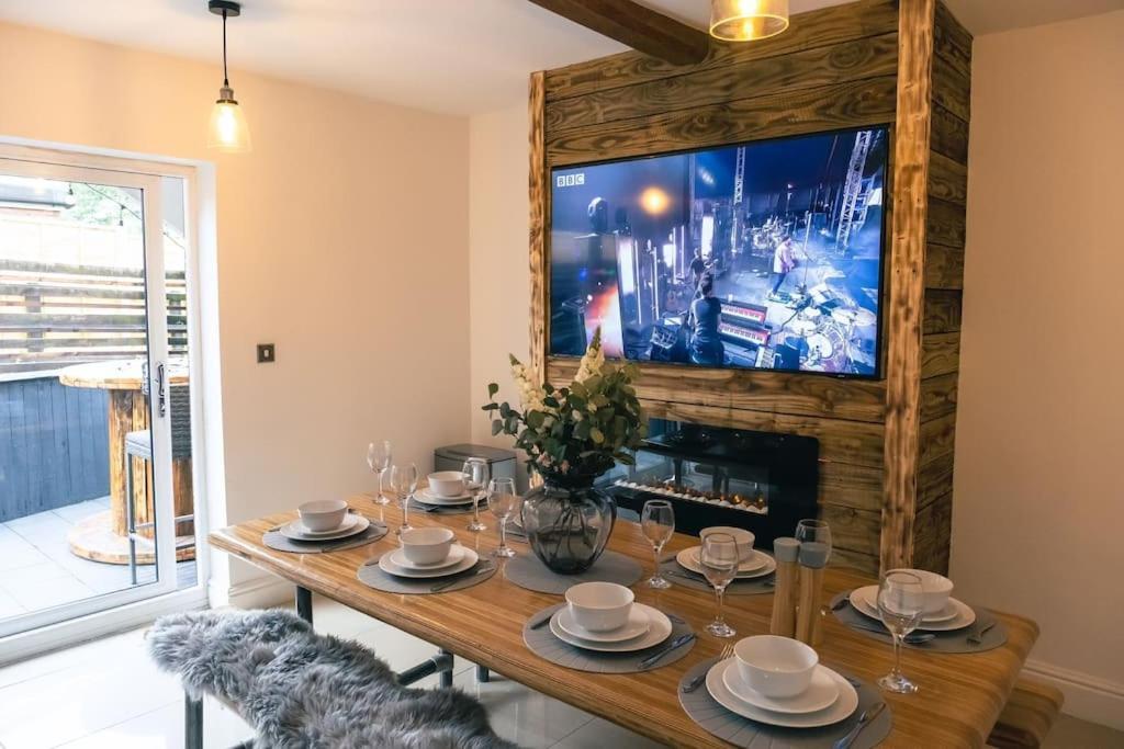 4 Bedroom - Sleep 9 Home In Cheadle Staffordshire - Alton Towers Polar Express Dimmingsdale Peak District Trentham Gardens Water World Zewnętrze zdjęcie