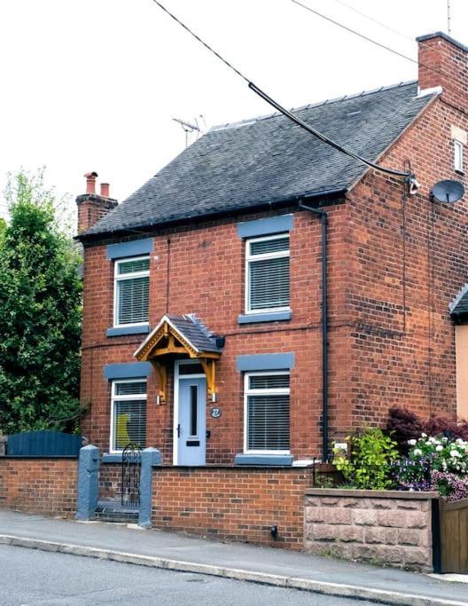 4 Bedroom - Sleep 9 Home In Cheadle Staffordshire - Alton Towers Polar Express Dimmingsdale Peak District Trentham Gardens Water World Zewnętrze zdjęcie