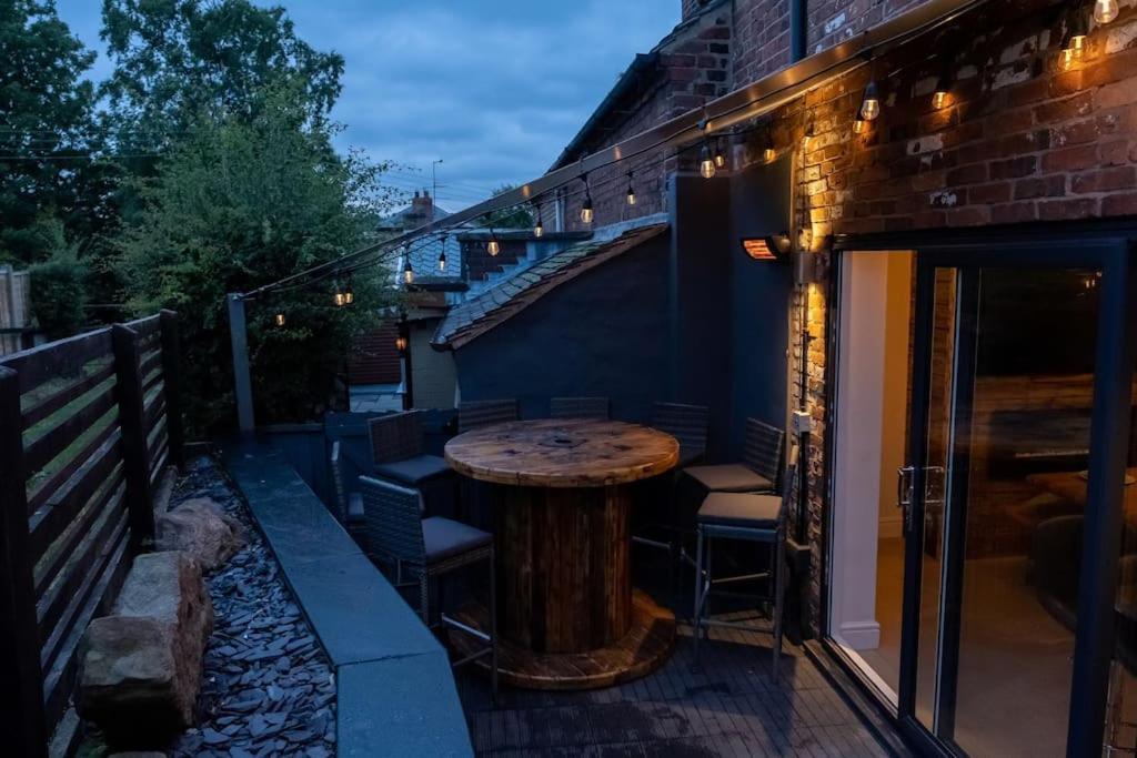 4 Bedroom - Sleep 9 Home In Cheadle Staffordshire - Alton Towers Polar Express Dimmingsdale Peak District Trentham Gardens Water World Zewnętrze zdjęcie