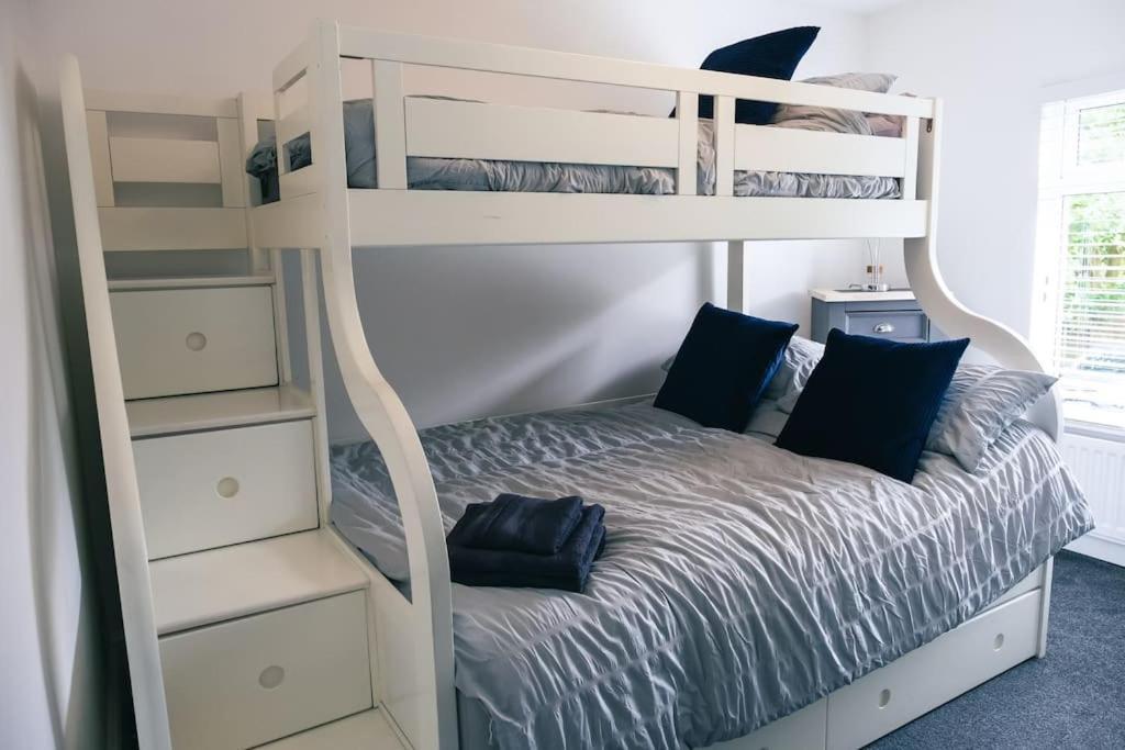 4 Bedroom - Sleep 9 Home In Cheadle Staffordshire - Alton Towers Polar Express Dimmingsdale Peak District Trentham Gardens Water World Zewnętrze zdjęcie