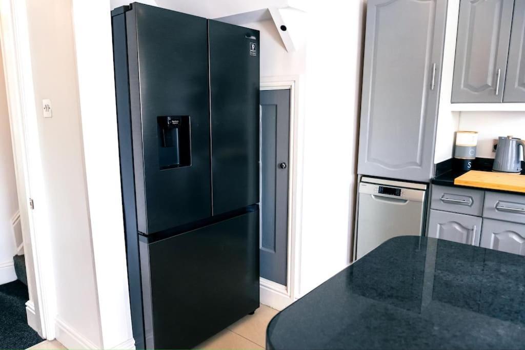 4 Bedroom - Sleep 9 Home In Cheadle Staffordshire - Alton Towers Polar Express Dimmingsdale Peak District Trentham Gardens Water World Zewnętrze zdjęcie