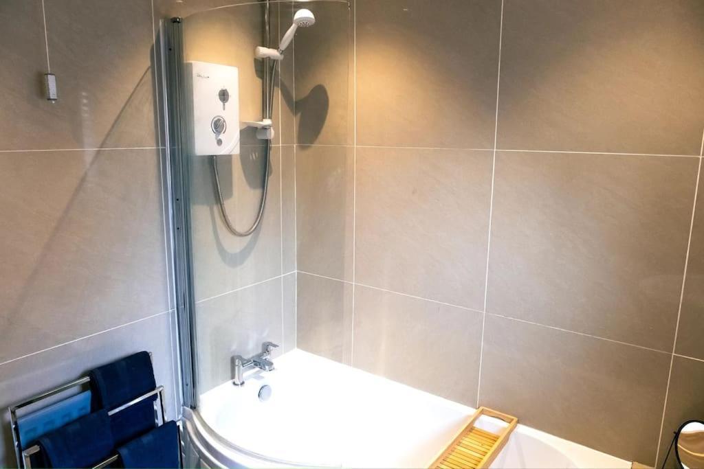 4 Bedroom - Sleep 9 Home In Cheadle Staffordshire - Alton Towers Polar Express Dimmingsdale Peak District Trentham Gardens Water World Zewnętrze zdjęcie