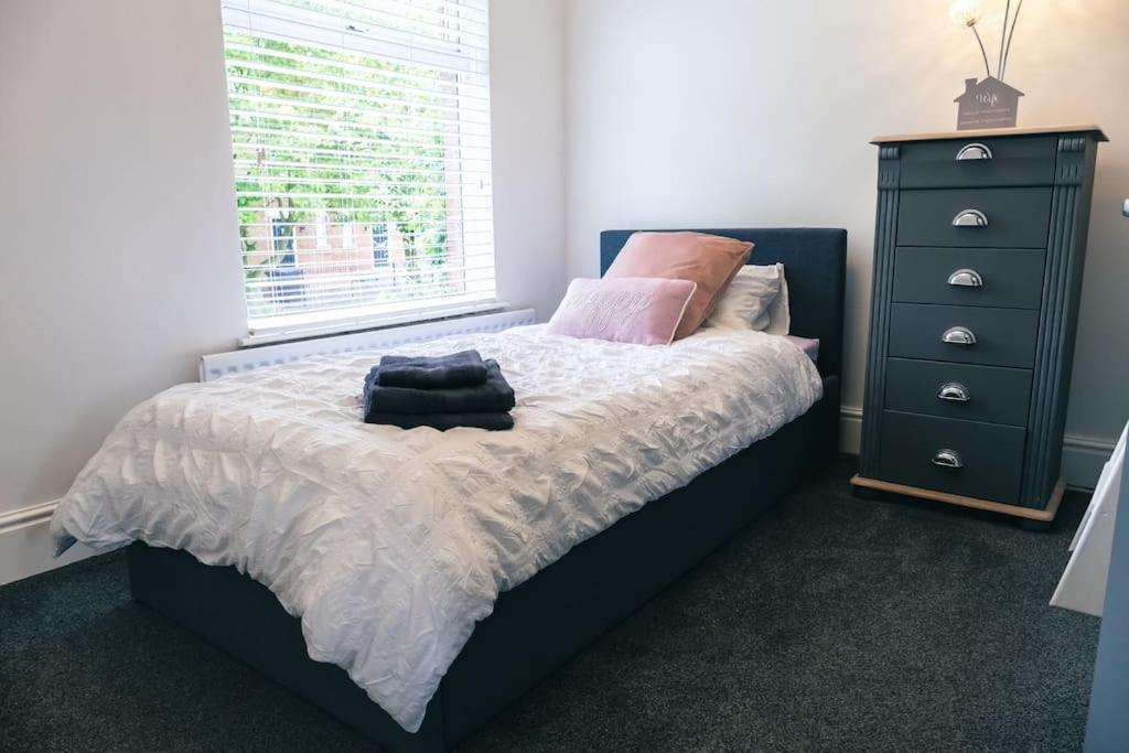 4 Bedroom - Sleep 9 Home In Cheadle Staffordshire - Alton Towers Polar Express Dimmingsdale Peak District Trentham Gardens Water World Zewnętrze zdjęcie