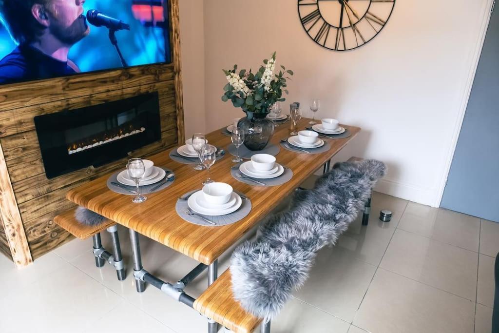 4 Bedroom - Sleep 9 Home In Cheadle Staffordshire - Alton Towers Polar Express Dimmingsdale Peak District Trentham Gardens Water World Zewnętrze zdjęcie