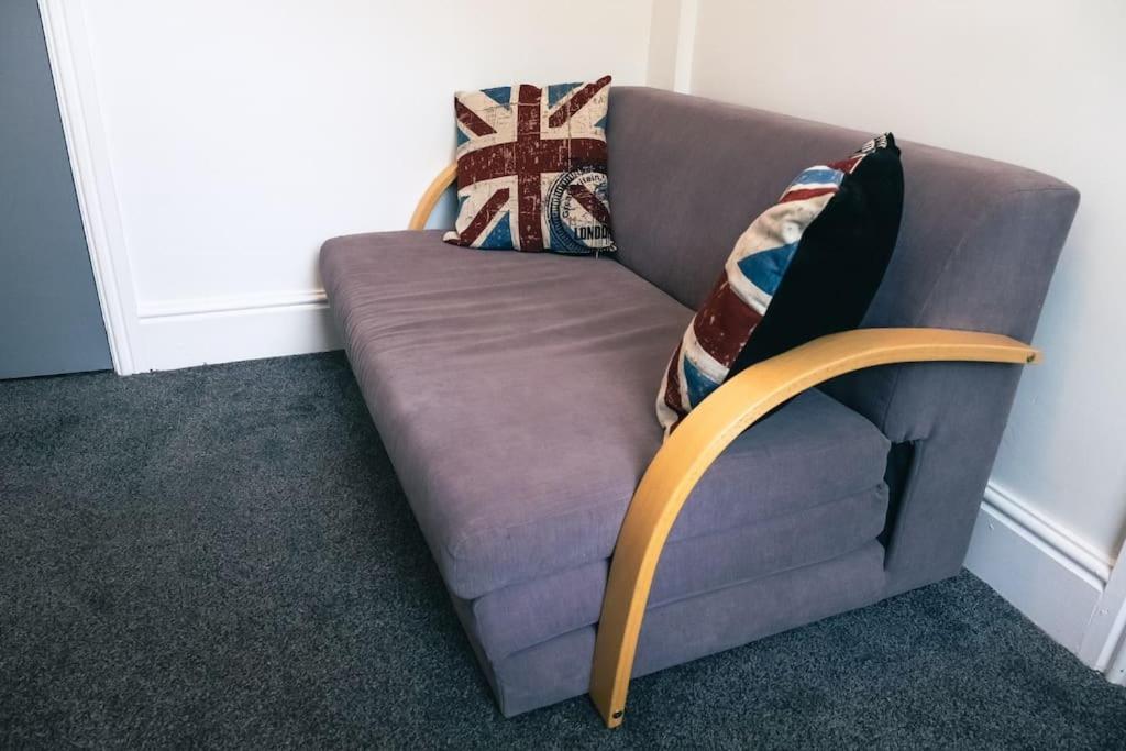 4 Bedroom - Sleep 9 Home In Cheadle Staffordshire - Alton Towers Polar Express Dimmingsdale Peak District Trentham Gardens Water World Zewnętrze zdjęcie