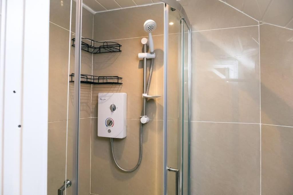 4 Bedroom - Sleep 9 Home In Cheadle Staffordshire - Alton Towers Polar Express Dimmingsdale Peak District Trentham Gardens Water World Zewnętrze zdjęcie