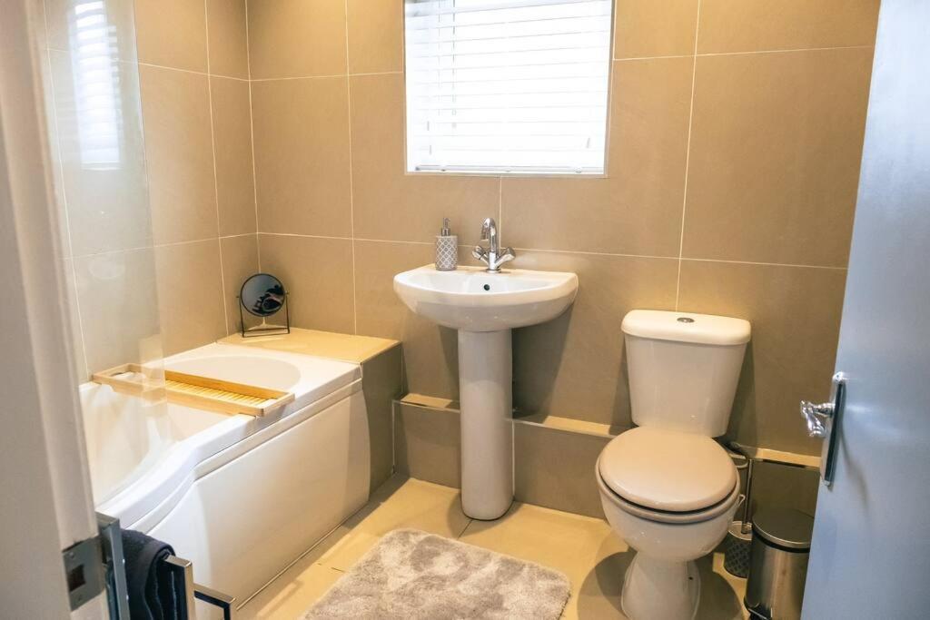 4 Bedroom - Sleep 9 Home In Cheadle Staffordshire - Alton Towers Polar Express Dimmingsdale Peak District Trentham Gardens Water World Zewnętrze zdjęcie