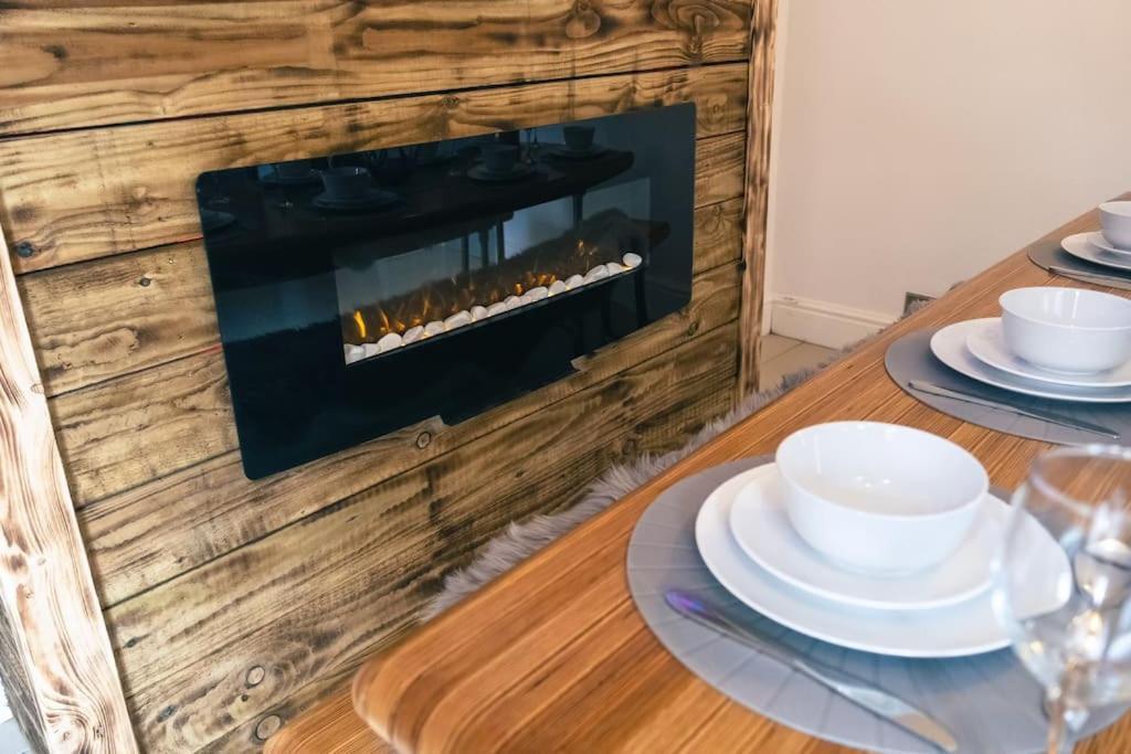 4 Bedroom - Sleep 9 Home In Cheadle Staffordshire - Alton Towers Polar Express Dimmingsdale Peak District Trentham Gardens Water World Zewnętrze zdjęcie