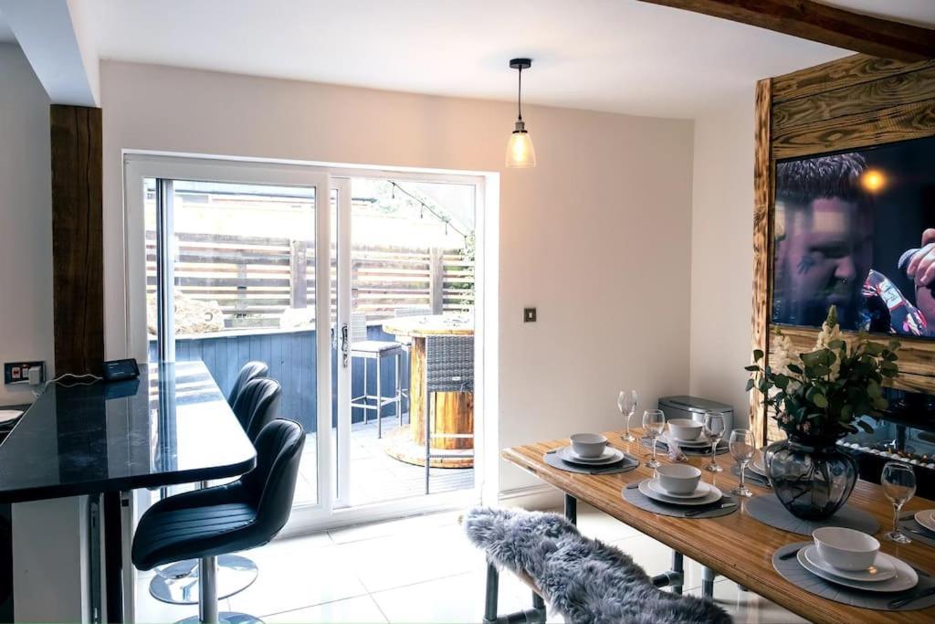 4 Bedroom - Sleep 9 Home In Cheadle Staffordshire - Alton Towers Polar Express Dimmingsdale Peak District Trentham Gardens Water World Zewnętrze zdjęcie