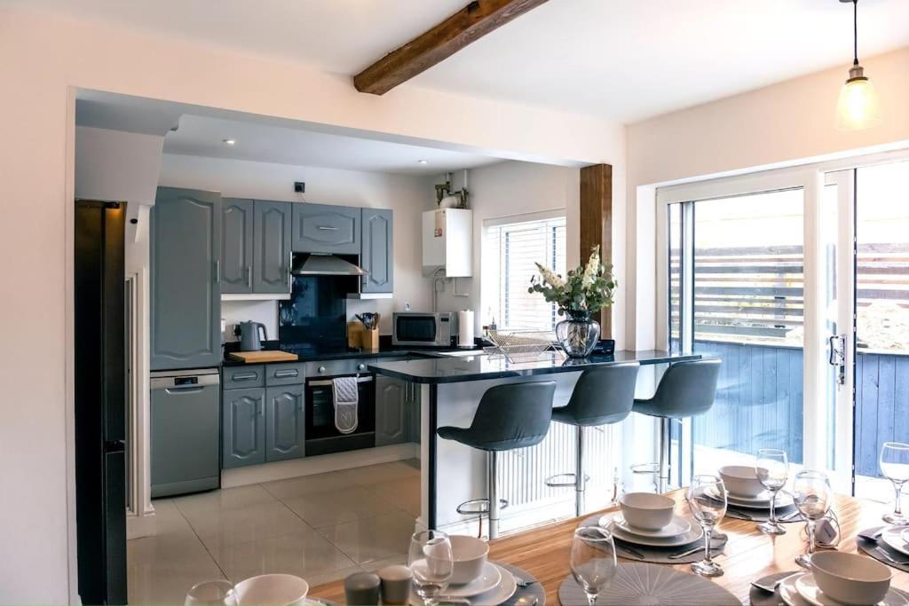 4 Bedroom - Sleep 9 Home In Cheadle Staffordshire - Alton Towers Polar Express Dimmingsdale Peak District Trentham Gardens Water World Zewnętrze zdjęcie