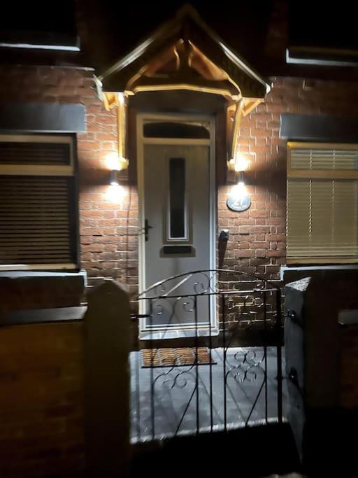 4 Bedroom - Sleep 9 Home In Cheadle Staffordshire - Alton Towers Polar Express Dimmingsdale Peak District Trentham Gardens Water World Zewnętrze zdjęcie