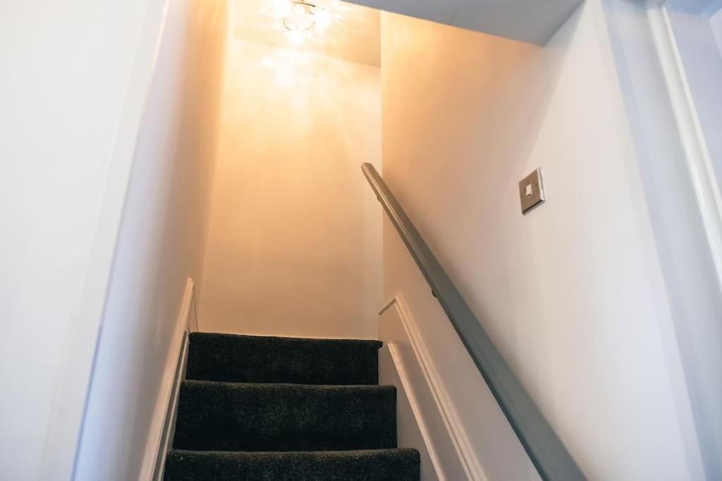 4 Bedroom - Sleep 9 Home In Cheadle Staffordshire - Alton Towers Polar Express Dimmingsdale Peak District Trentham Gardens Water World Zewnętrze zdjęcie
