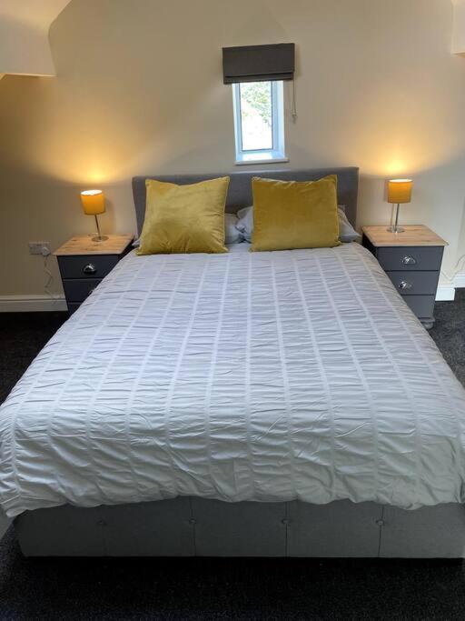 4 Bedroom - Sleep 9 Home In Cheadle Staffordshire - Alton Towers Polar Express Dimmingsdale Peak District Trentham Gardens Water World Zewnętrze zdjęcie