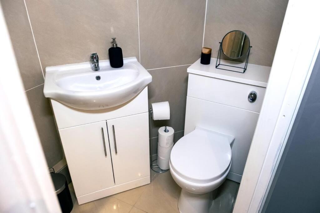 4 Bedroom - Sleep 9 Home In Cheadle Staffordshire - Alton Towers Polar Express Dimmingsdale Peak District Trentham Gardens Water World Zewnętrze zdjęcie