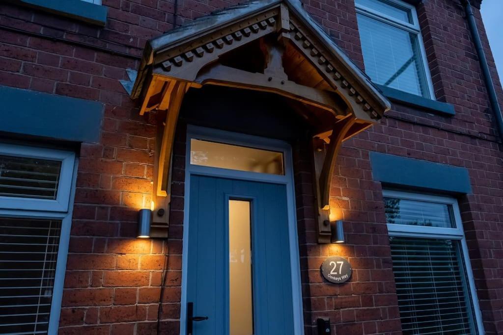 4 Bedroom - Sleep 9 Home In Cheadle Staffordshire - Alton Towers Polar Express Dimmingsdale Peak District Trentham Gardens Water World Zewnętrze zdjęcie