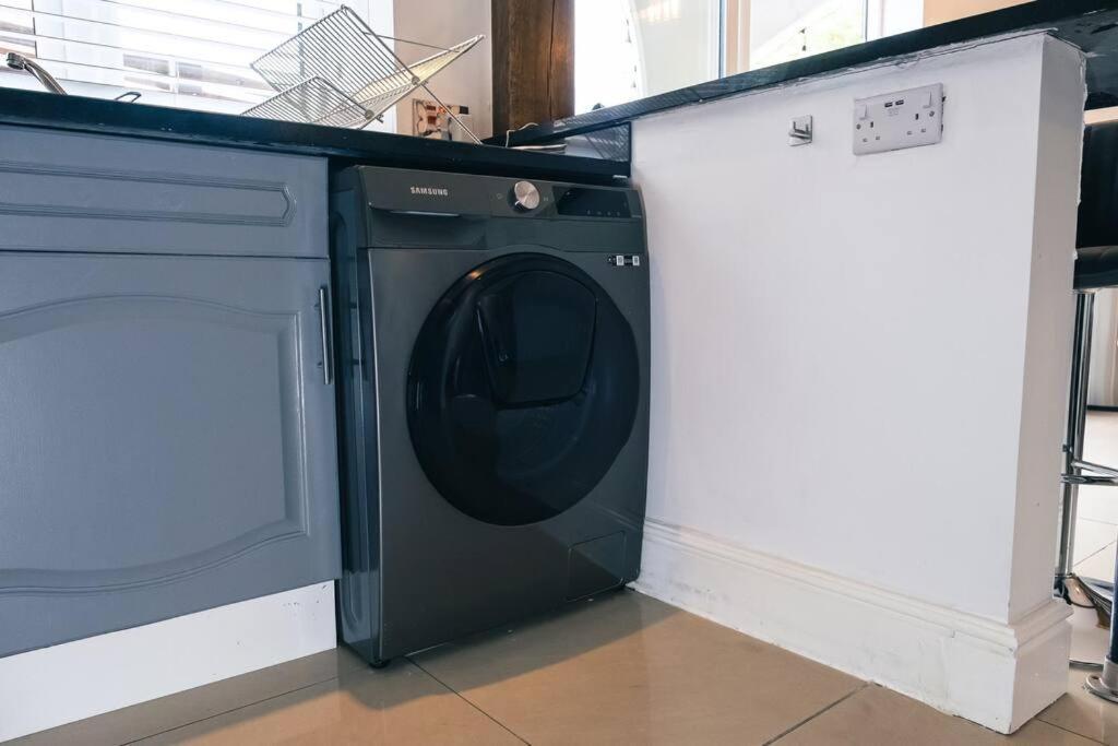4 Bedroom - Sleep 9 Home In Cheadle Staffordshire - Alton Towers Polar Express Dimmingsdale Peak District Trentham Gardens Water World Zewnętrze zdjęcie